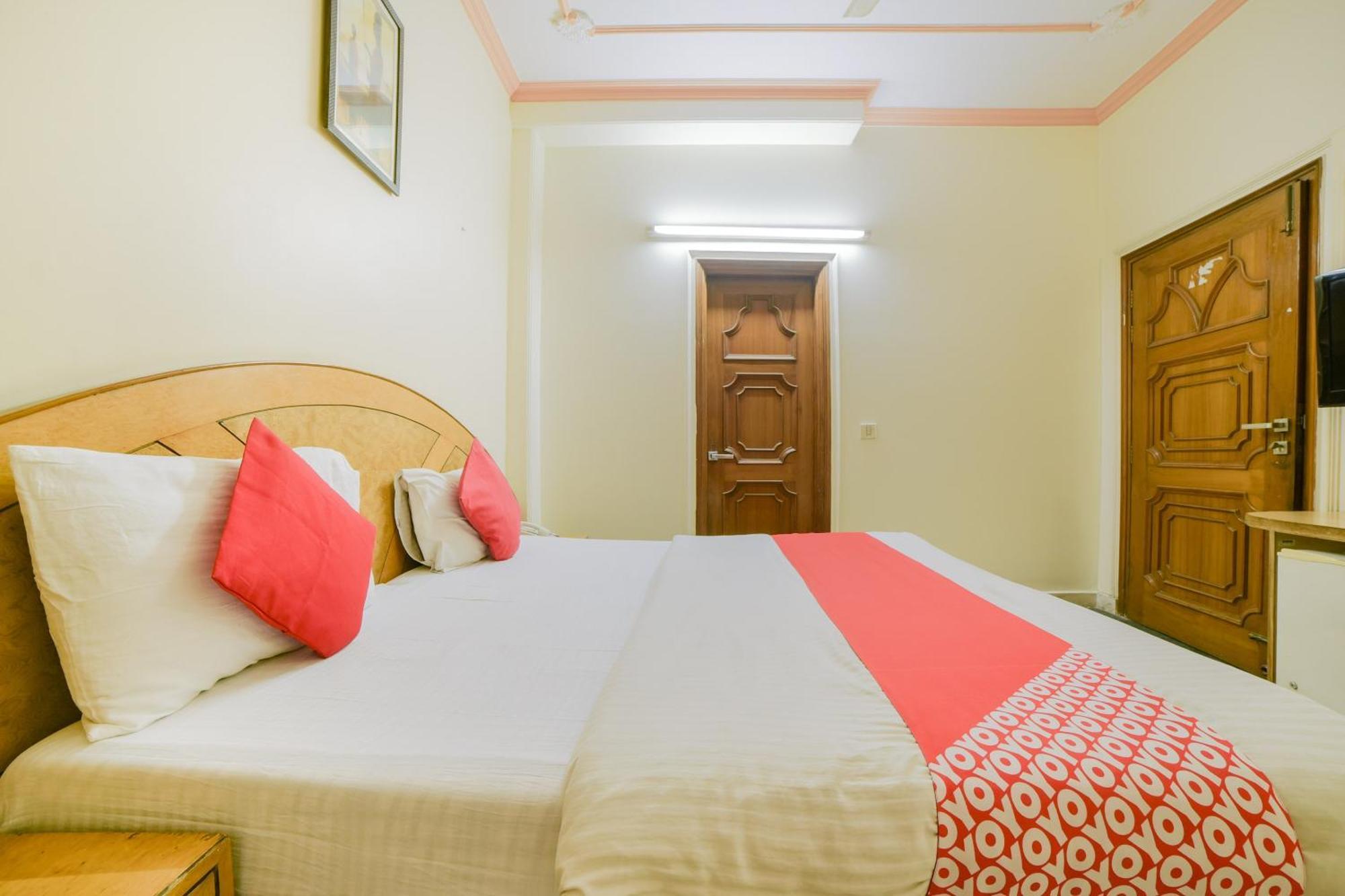 Super Hotel O Blue Sapphire Delhi Нью-Дели Экстерьер фото